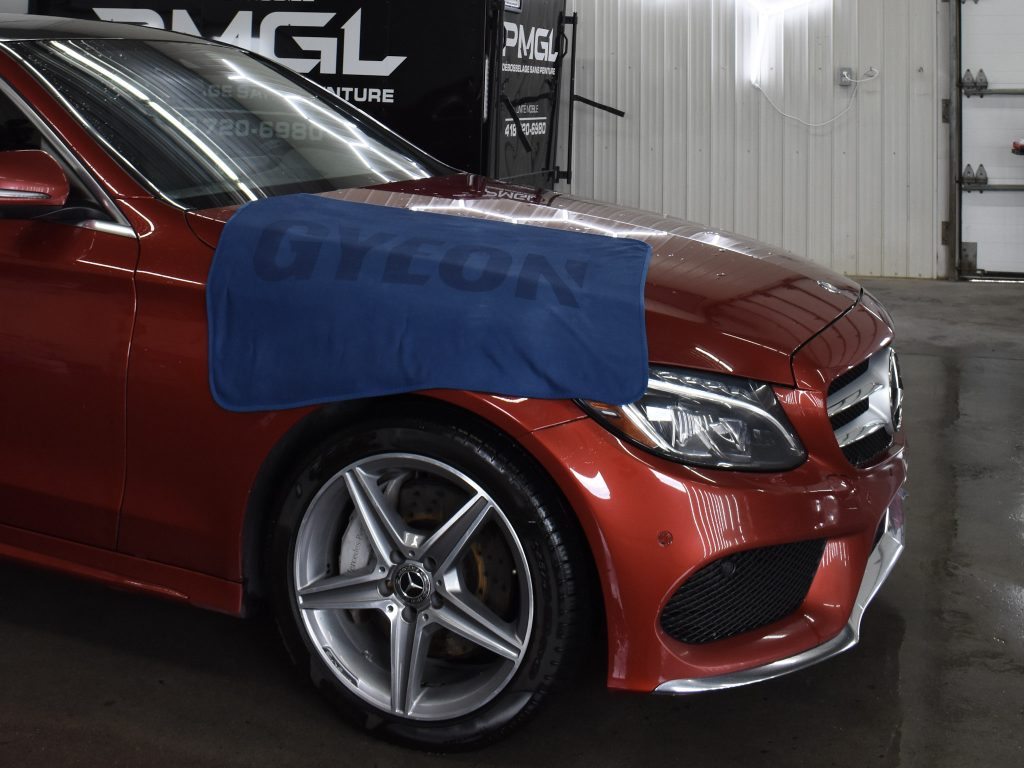 Mercedes C300 Rouge, serviette Gyeon Silk Dryer chez Debosselage Sans Peinture PMGL