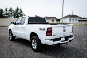 Photo derriere d'un camion Ram 1500 blanc propre suite à un service de préparation pour la vente chez PMGL