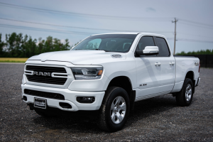 Photo devant d'un camion Ram 1500 blanc propre suite à un service de préparation pour la vente chez PMGL