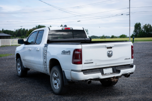 Photo derriere d'un camion Ram 1500 blanc sale. Avant service de préparation pour vente chez PMGL