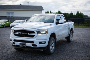 Photo devant d'un camion Ram 1500 blanc sale. Avant service de préparation pour vente chez PMGL